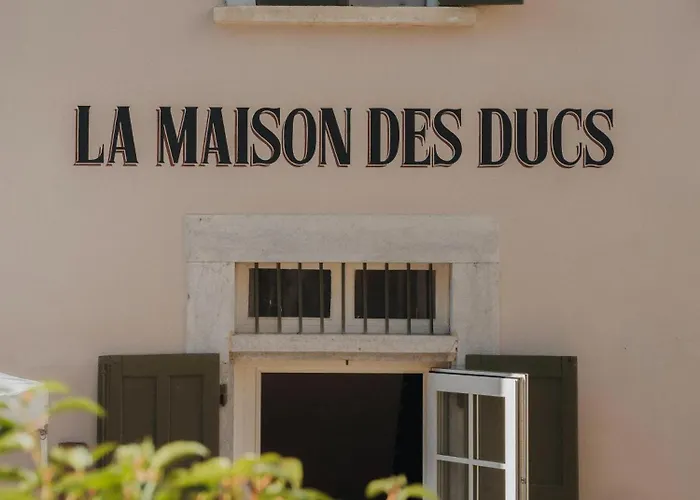 Hotel La Maison Des Ducs 3*